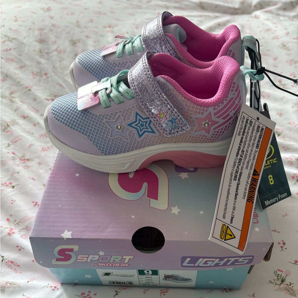 NWT little girls sketcher light up shoes 👟